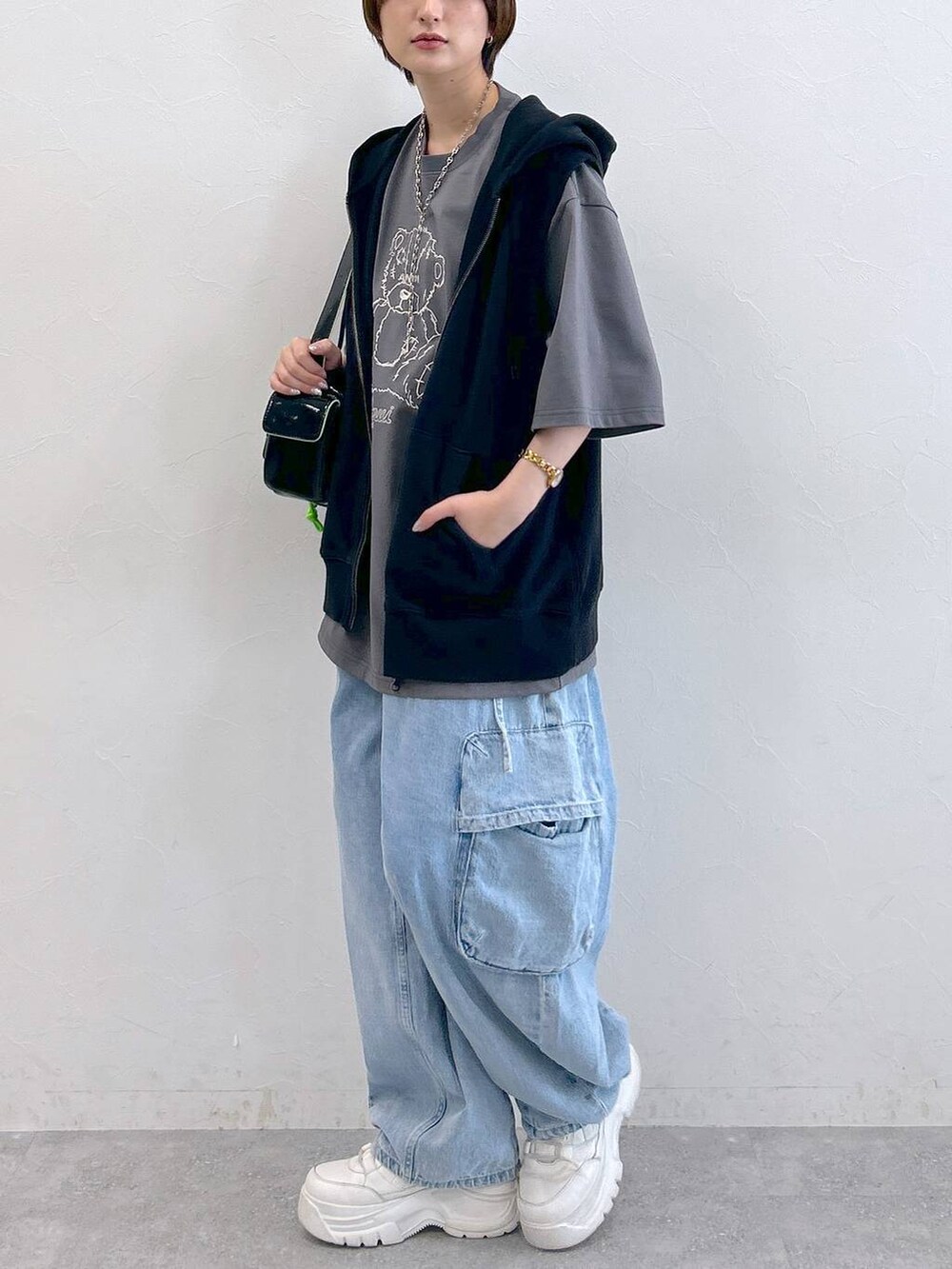 グレー系のTシャツ/カットソー、ブラック系のパーカー、ブラック系のショルダーバッグを着用したレディースの夏コーディネートの8枚目の写真