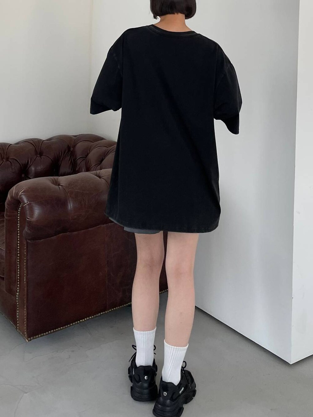 ブラック系のTシャツ/カットソー、ホワイト系のキャップを着用したレディースの夏コーディネートの8枚目の写真