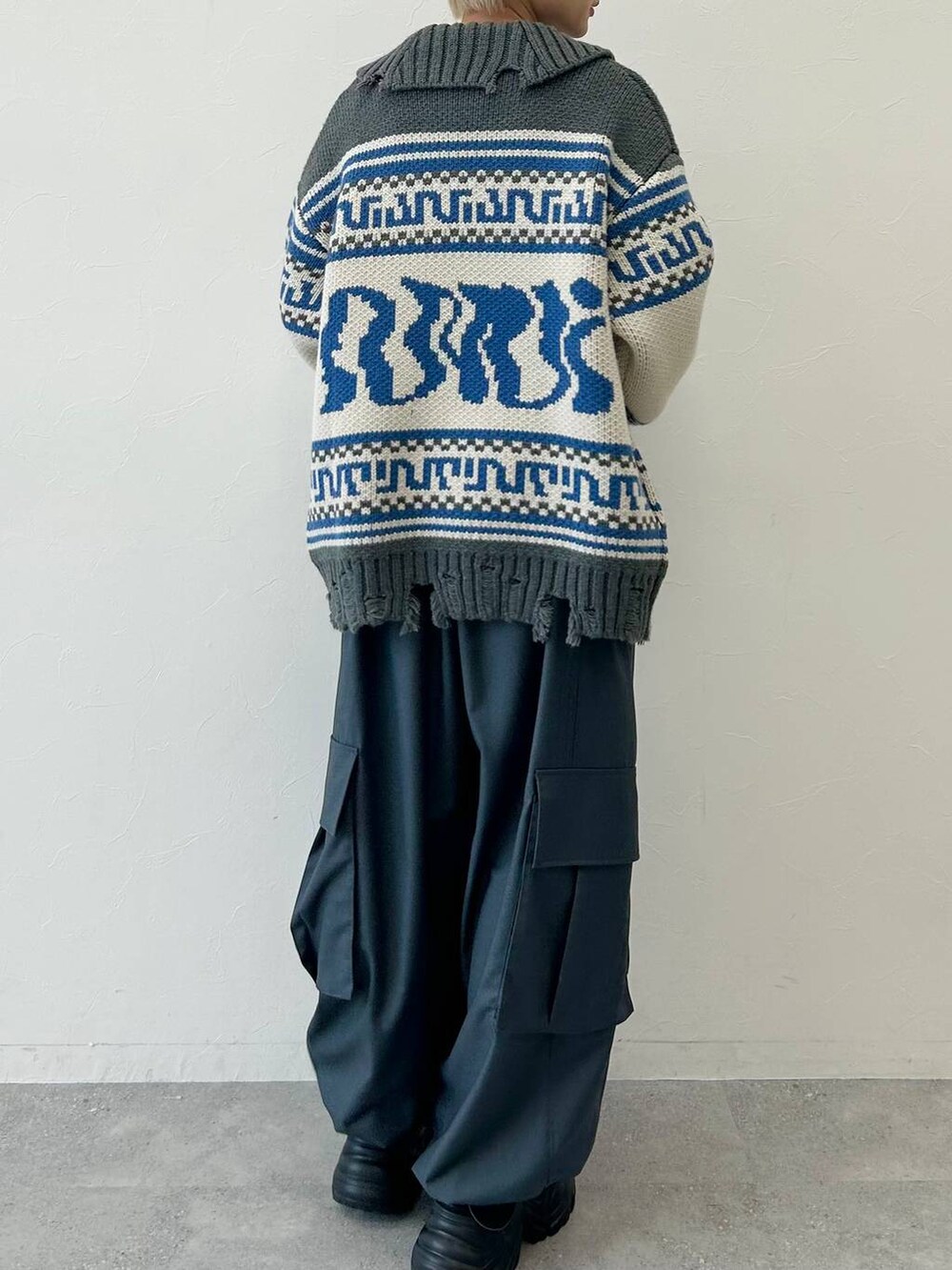 ブラック系のブーツ、ブラウン系のTシャツ/カットソー、グレー系のカーディガン/ボレロを着用したレディースの秋コーディネートの8枚目の写真