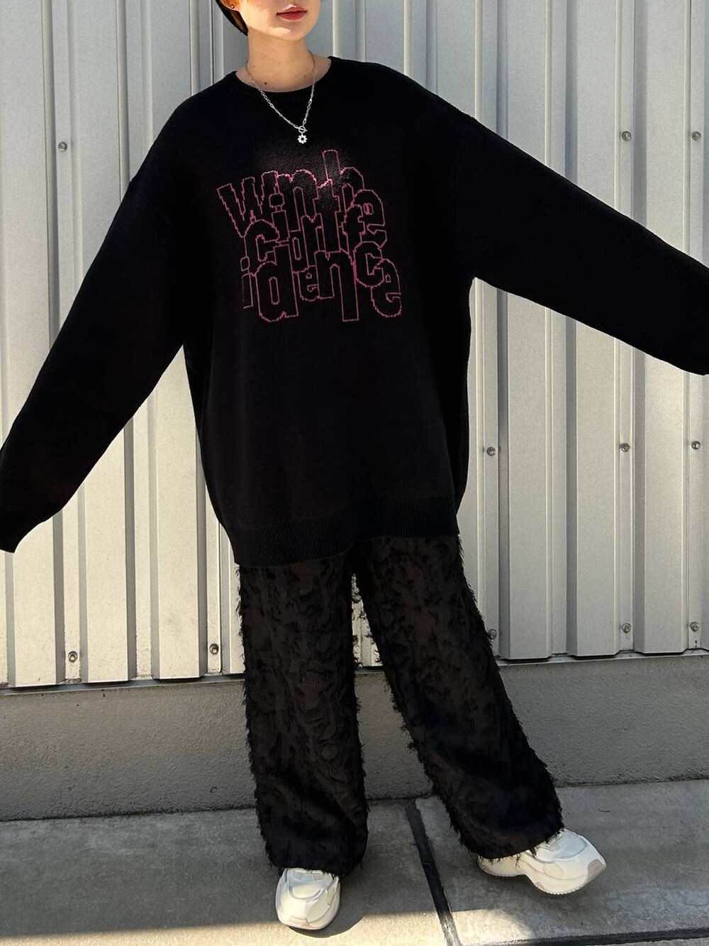 ブラック系のニット/セーター、ブラック系のスラックス、ブラック系のニットキャップ/ビーニーを着用したレディースの冬コーディネートの3枚目の写真