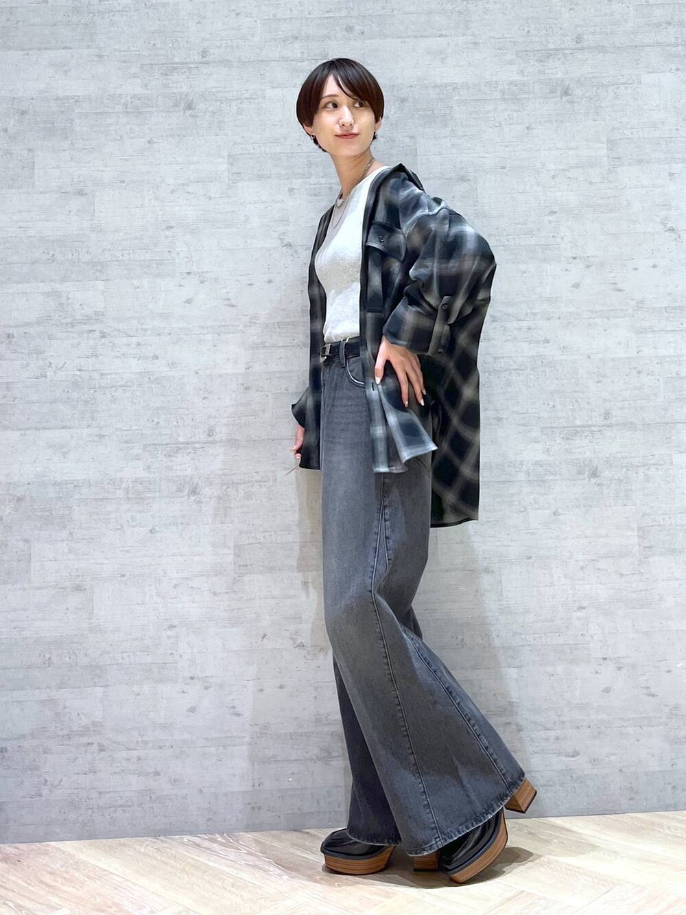 ブラック系のデニムパンツ、ブラック系のローファー、ブラック系のシャツ/ブラウスを着用したレディースの秋コーディネートの3枚目の写真