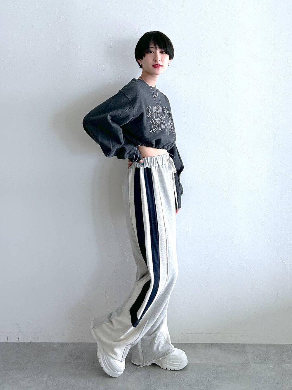 グレー系のスウェットパンツ、ブラック系のスウェットを着用したレディースの冬コーディネートの4枚目の写真