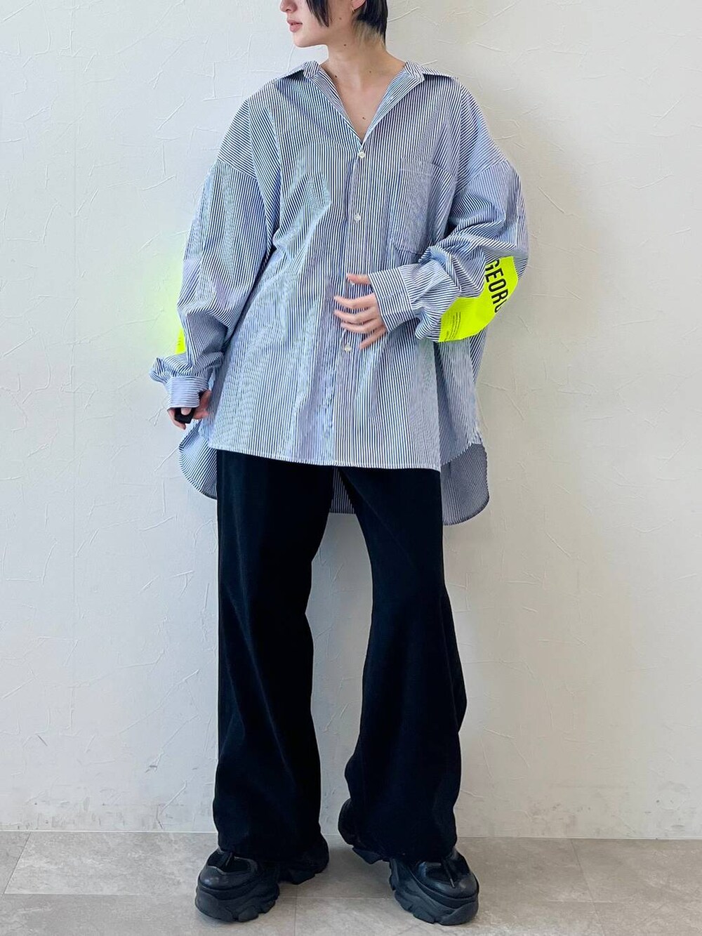 ブラック系のスニーカー、ブラック系のチノパンツ、ブラック系のキャップを着用したレディースの春コーディネートの4枚目の写真