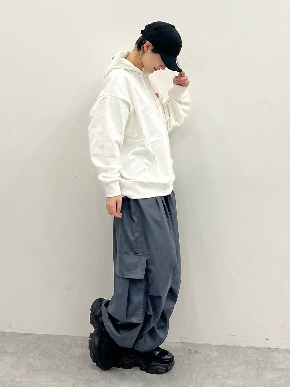 ブラック系のスニーカー、グレー系のカーゴパンツ、ブラック系のボストンバッグを着用したレディースの春コーディネートの9枚目の写真