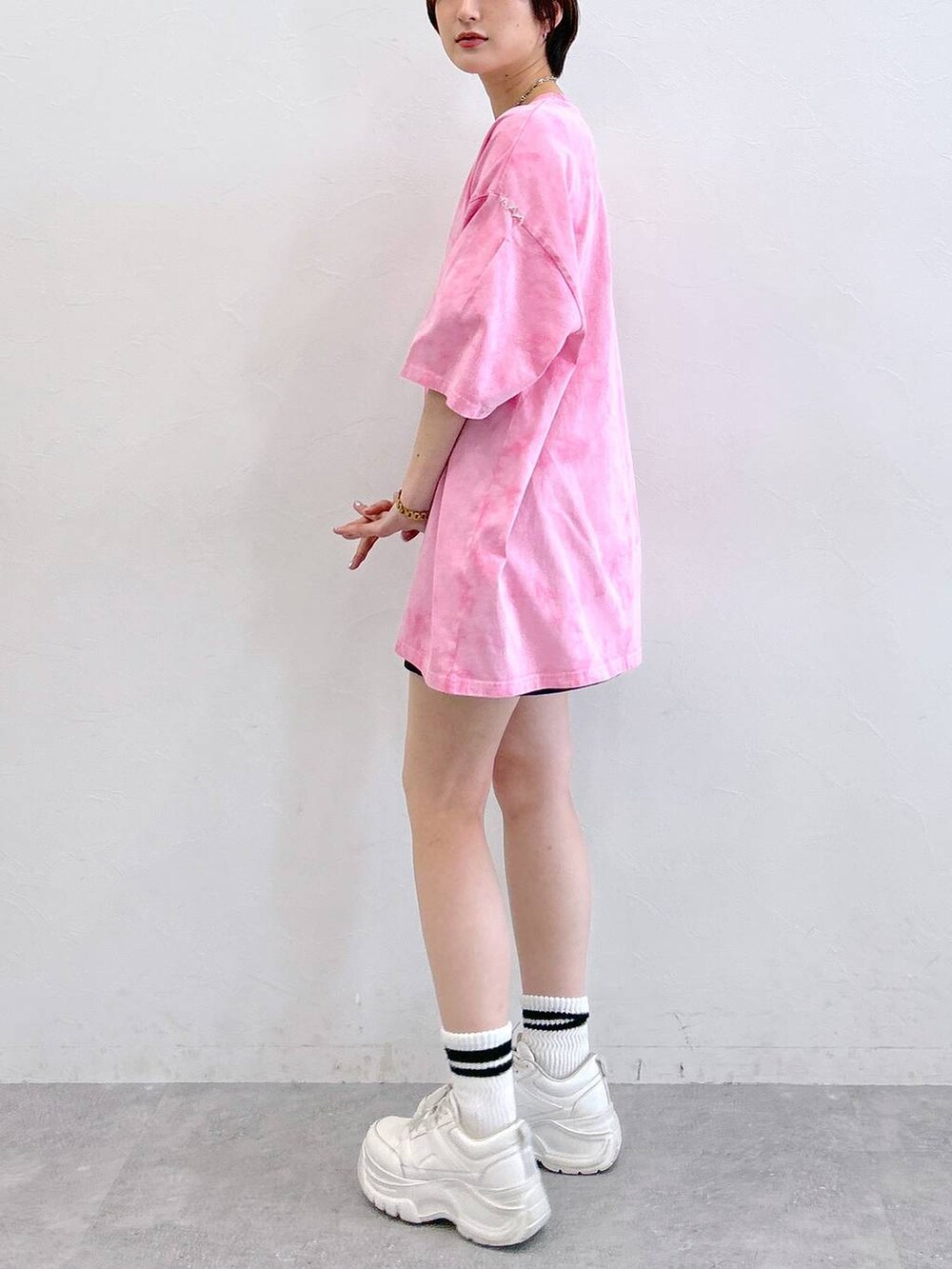 ピンク系のTシャツ/カットソー、ブラック系のその他パンツ、シルバー系のネックレスを着用したレディースの夏コーディネートの5枚目の写真