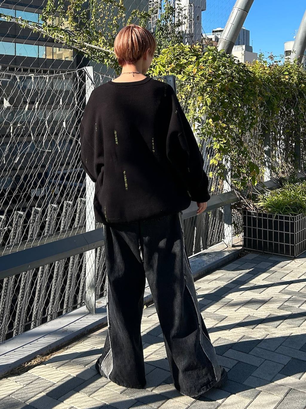 ブラック系のニット/セーターを着用したレディースの秋コーディネートの7枚目の写真