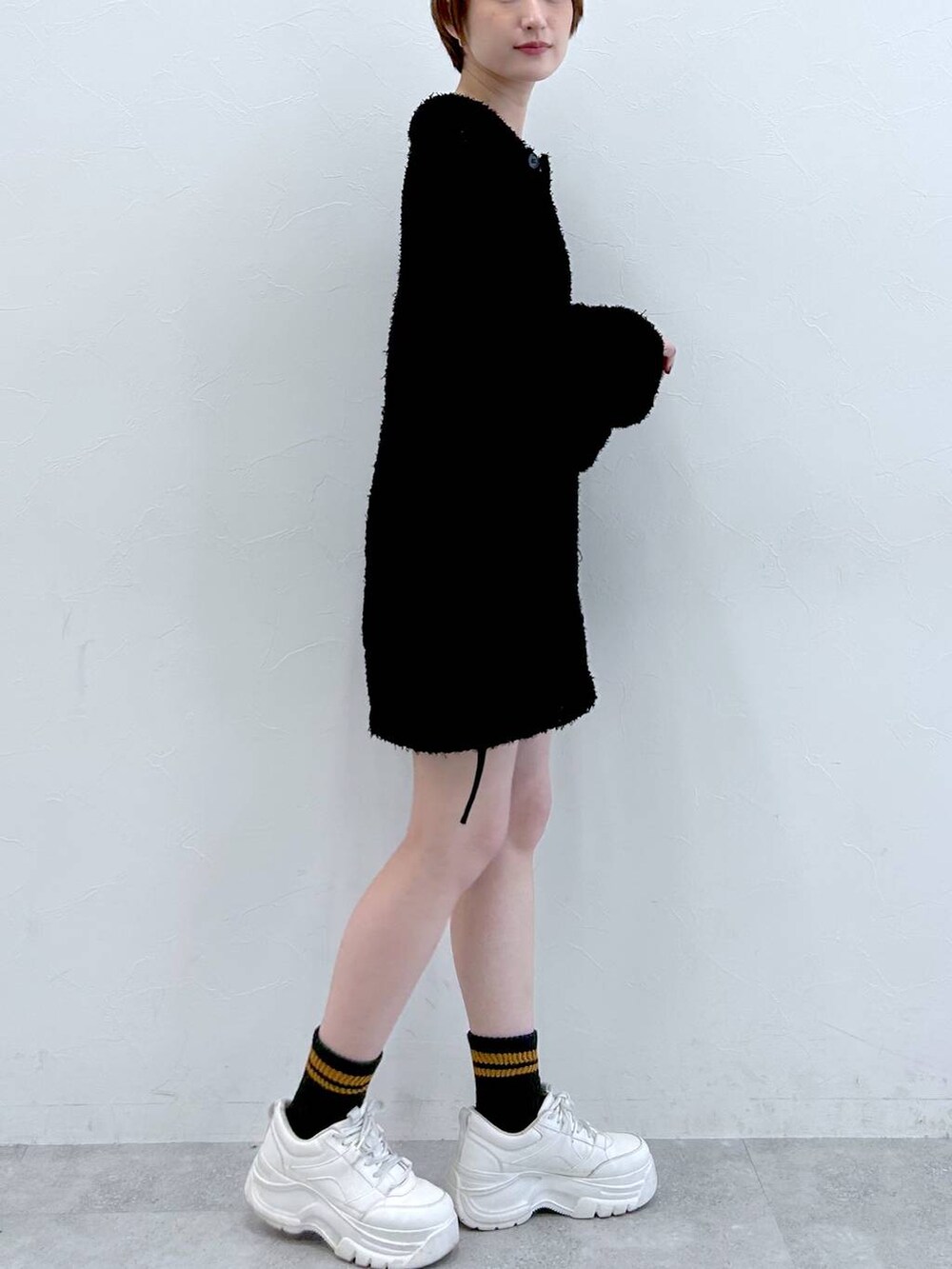 ブラック系のニット/セーターを着用したレディースの春コーディネートの5枚目の写真