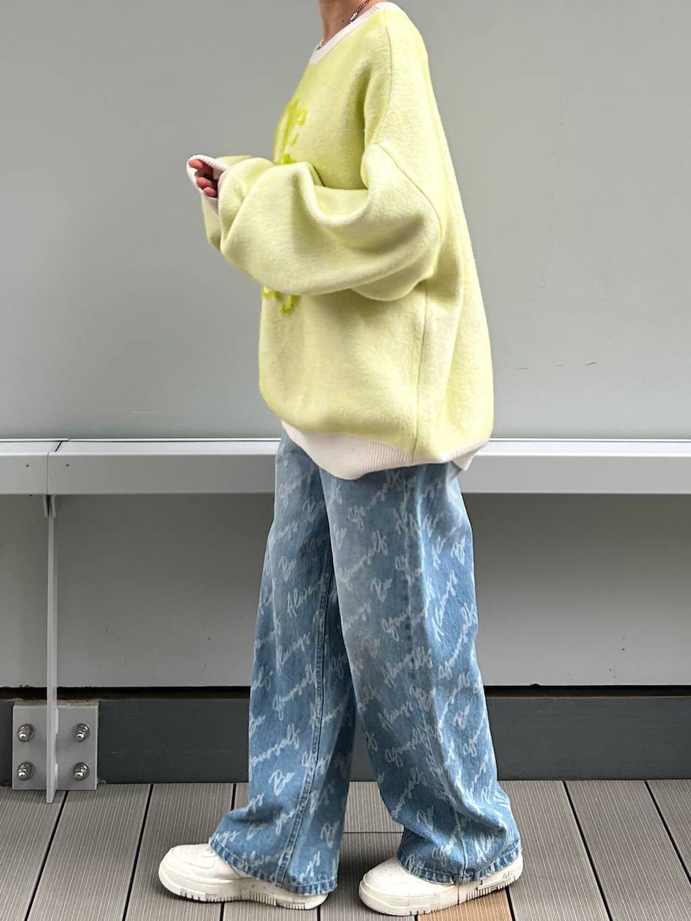 ブルー系のデニムパンツ、ホワイト系のニット/セーターを着用したレディースの冬コーディネートの7枚目の写真