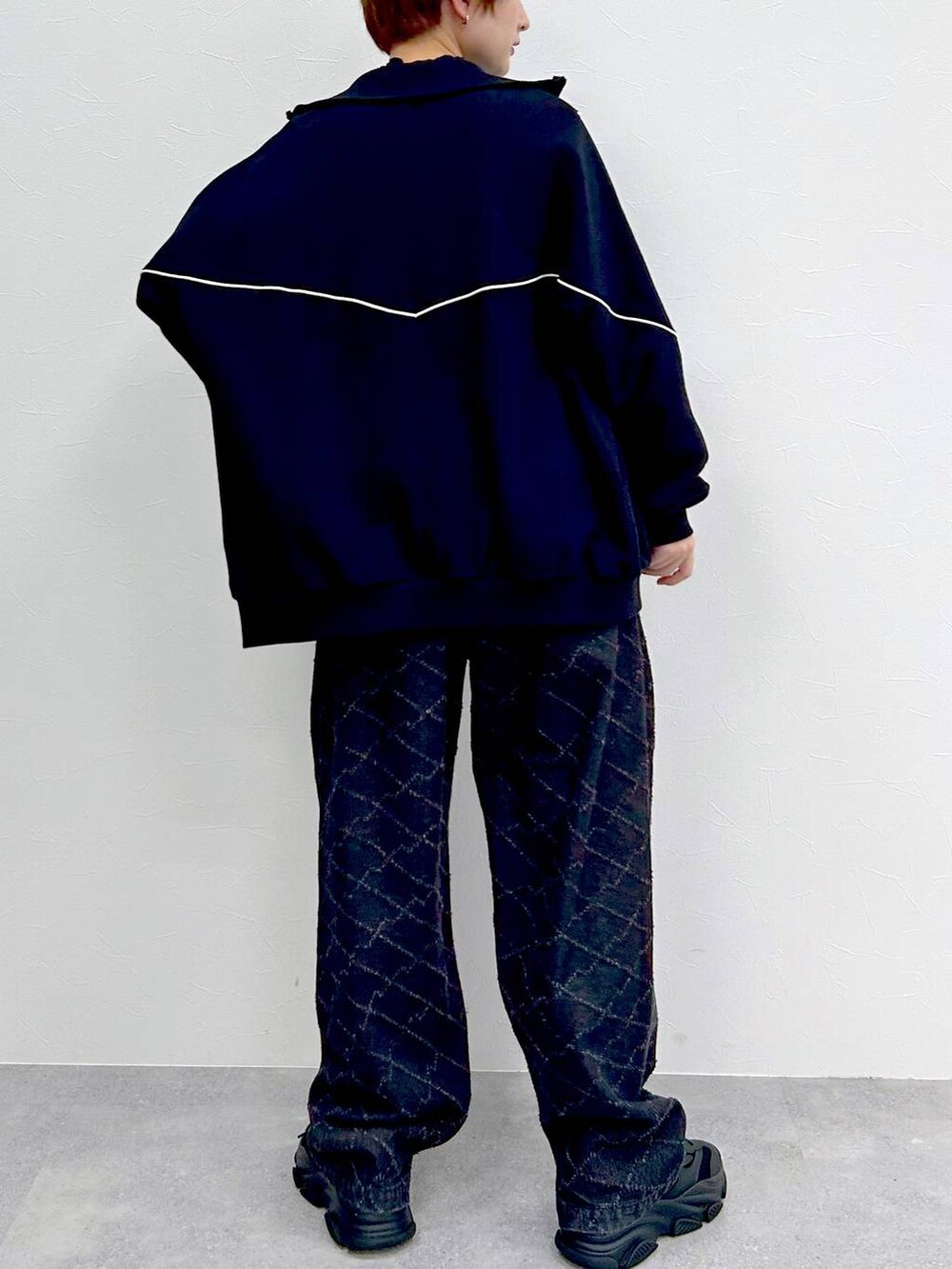 ブラック系のスウェット、ブラック系のデニムパンツ、ブラック系のベルトを着用したレディースの冬コーディネートの9枚目の写真