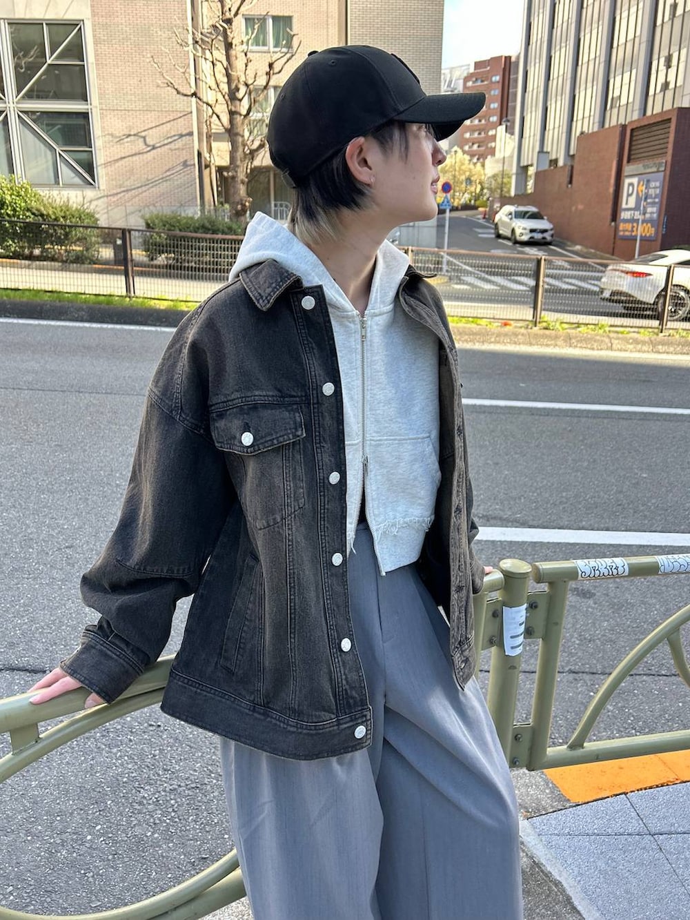 グレー系のスラックス、ベージュ系のパーカー、ブラック系のデニムジャケットを着用したレディースの春コーディネートの4枚目の写真