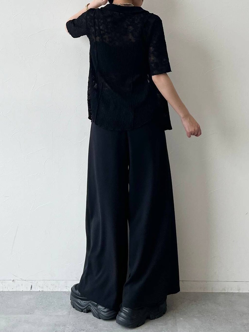 ブラック系のスニーカー、ブラック系のキャミソール、ブラック系のスラックスを着用したレディースの夏コーディネートの8枚目の写真