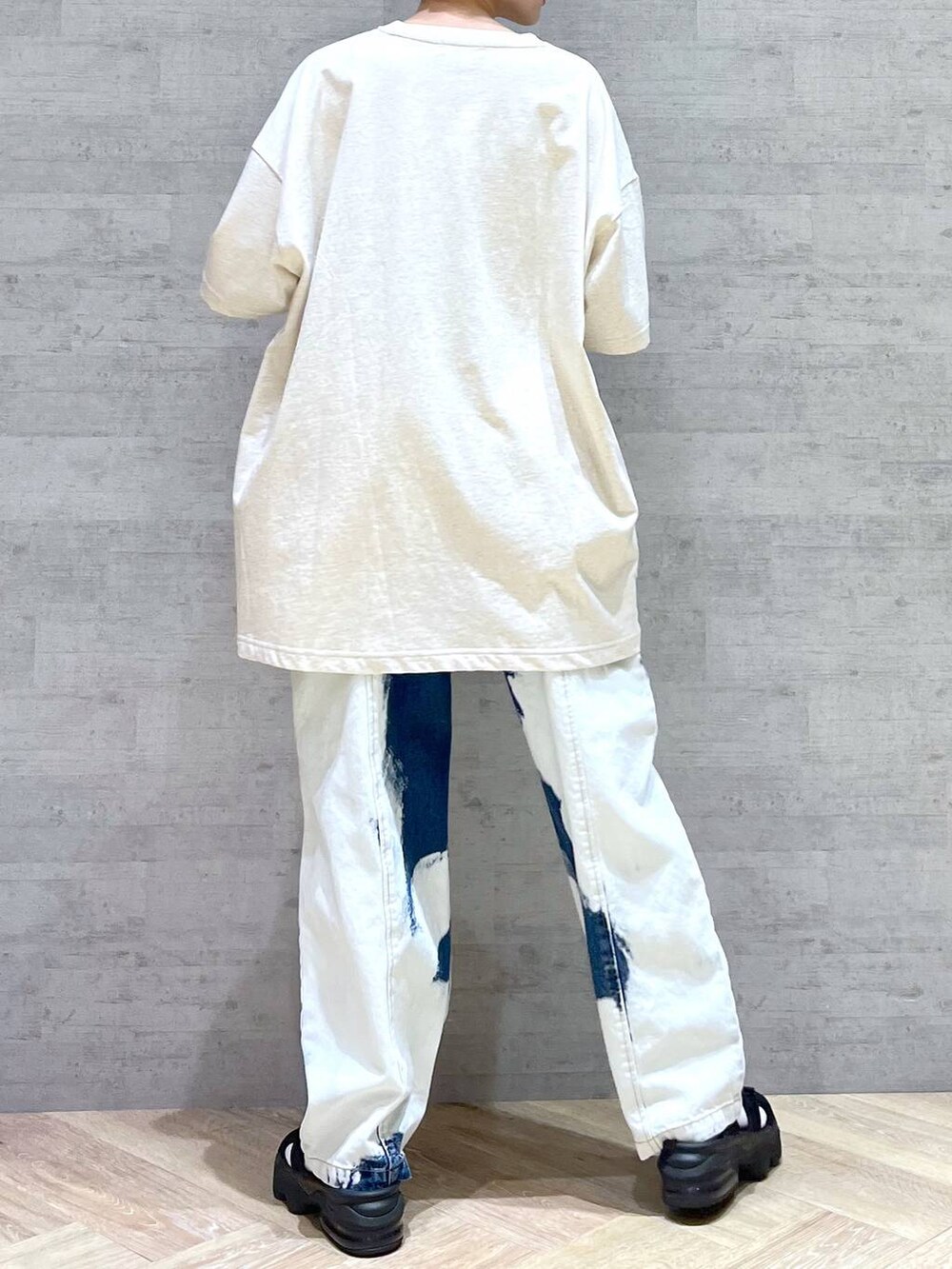 ベージュ系のTシャツ/カットソー、ブルー系のデニムパンツを着用したレディースの夏コーディネートの6枚目の写真