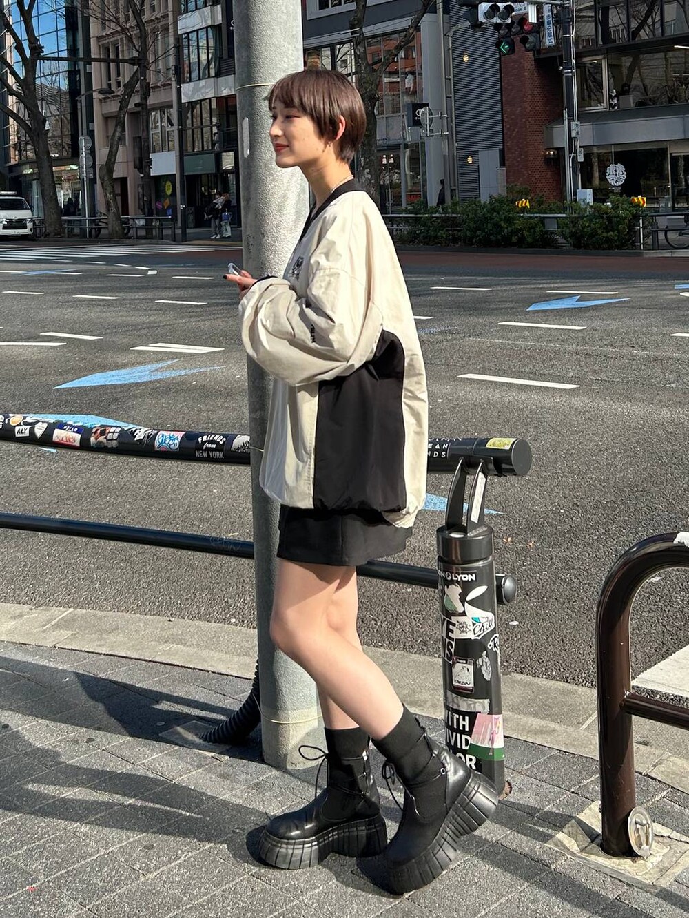 ホワイト系のその他トップス、ブラック系のブーツ、ブラック系のその他パンツを着用したレディースの春コーディネートの3枚目の写真