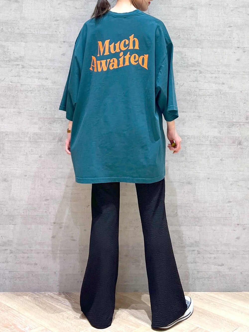 グリーン系のTシャツ/カットソー、ブラック系のその他パンツを着用したレディースの夏コーディネートの7枚目の写真