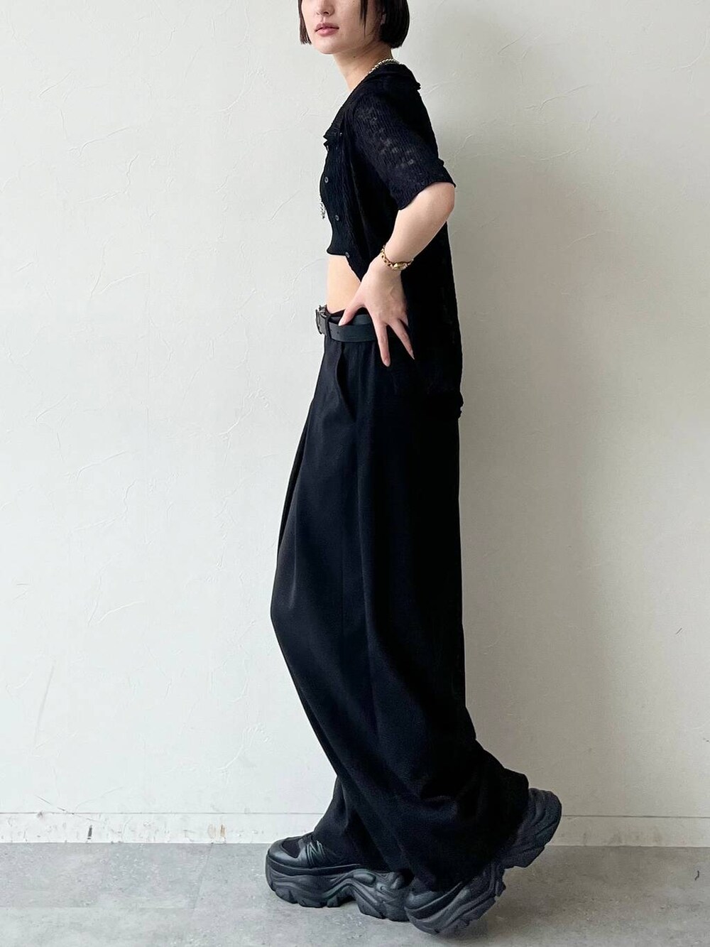 ブラック系のスニーカー、ブラック系のキャミソール、ブラック系のスラックスを着用したレディースの夏コーディネートの6枚目の写真