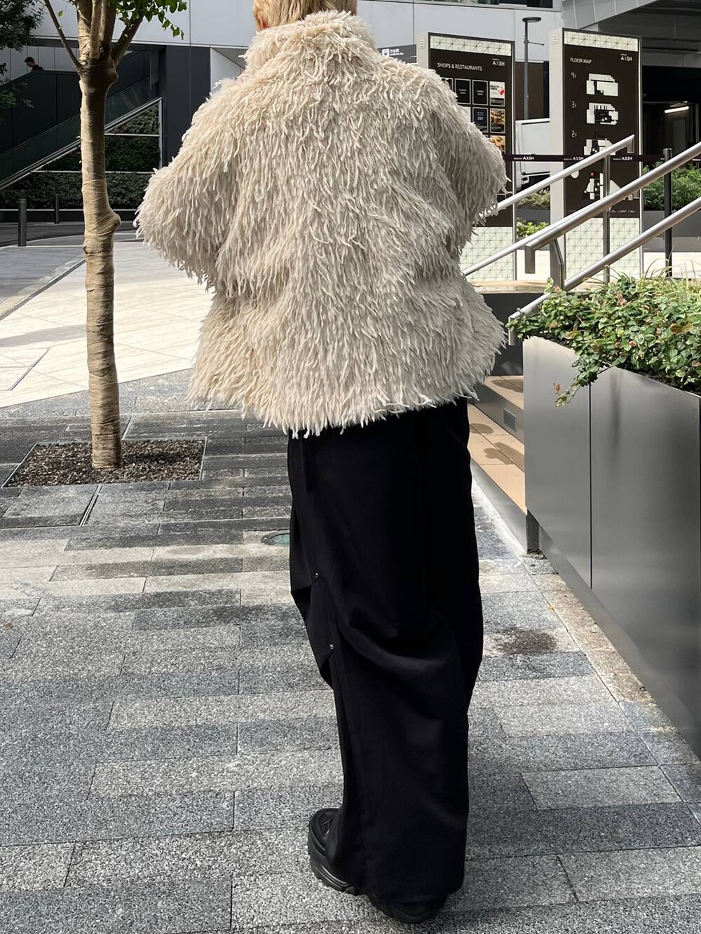 ブラック系のスニーカー、ブラック系のその他パンツ、ベージュ系のブルゾンを着用したレディースの秋コーディネートの8枚目の写真