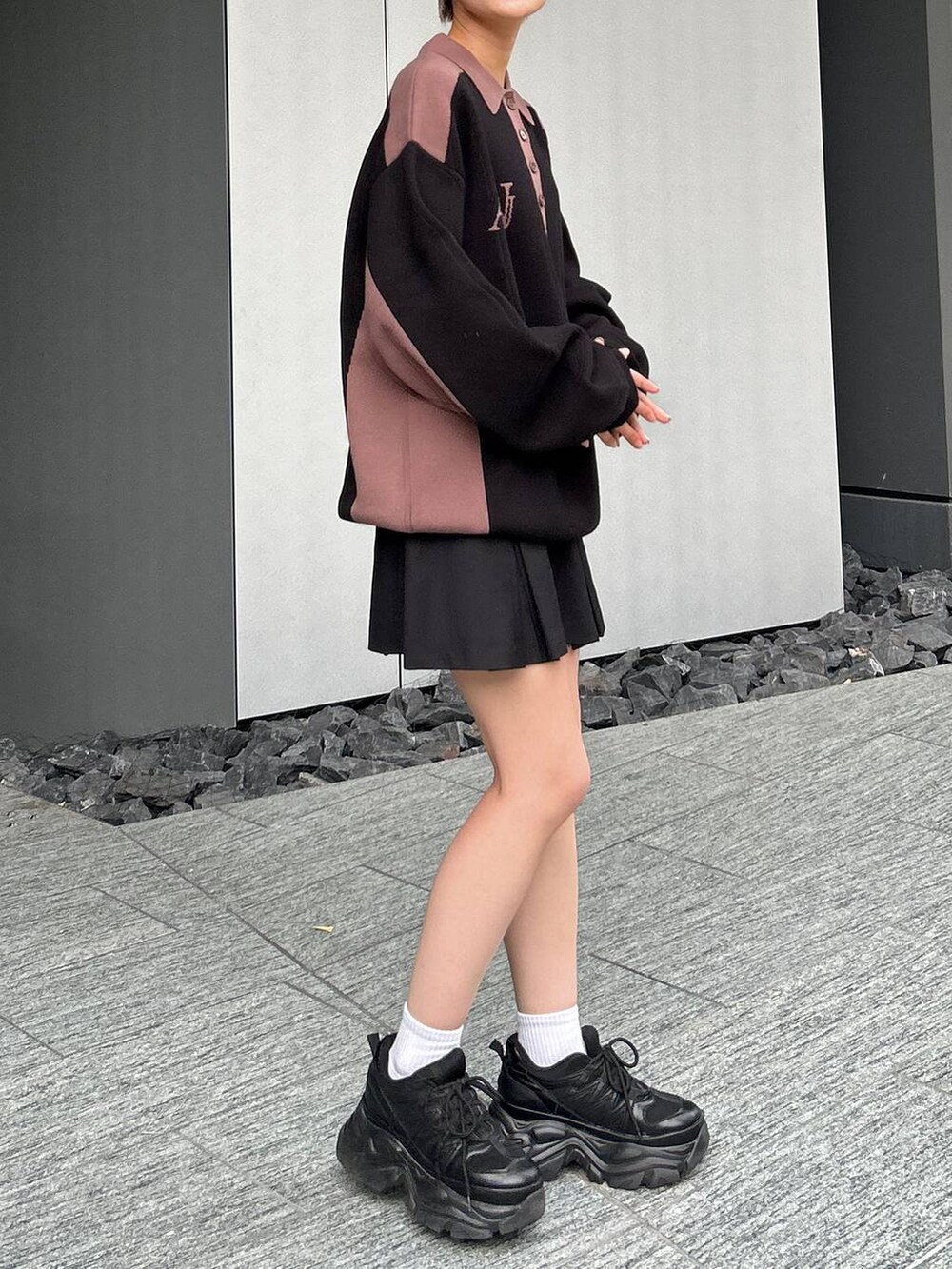 ブラック系のスニーカー、ブラウン系のニット/セーターを着用したレディースの秋コーディネートの3枚目の写真