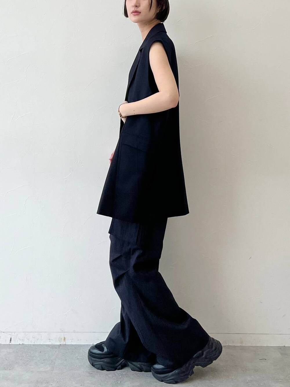 ブラック系のスニーカー、ブラック系のキャミソール、ブラック系のその他パンツを着用したレディースの春コーディネートの4枚目の写真