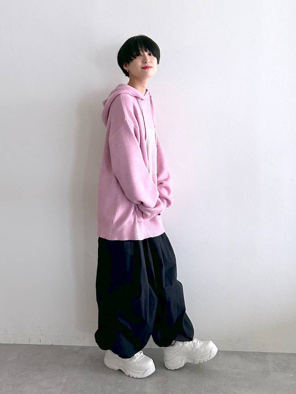 ブラック系のその他パンツ、ピンク系のニット/セーターを着用したレディースの冬コーディネートの4枚目の写真