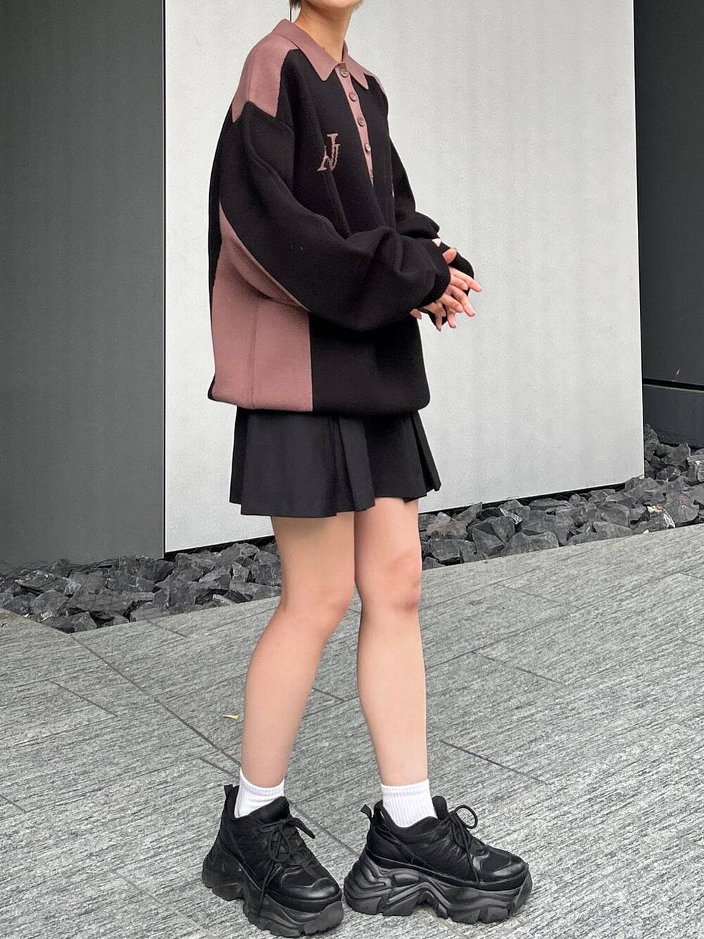 ブラック系のスニーカー、ブラウン系のニット/セーターを着用したレディースの秋コーディネートの4枚目の写真