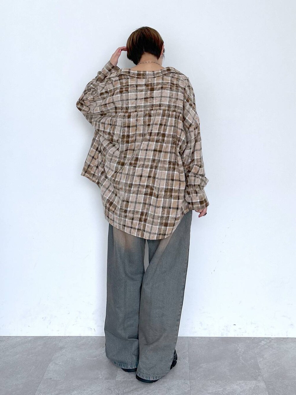 ブルー系のデニムパンツ、ブラウン系のシャツ/ブラウス、ブラック系のベルトを着用したレディースの夏コーディネートの7枚目の写真