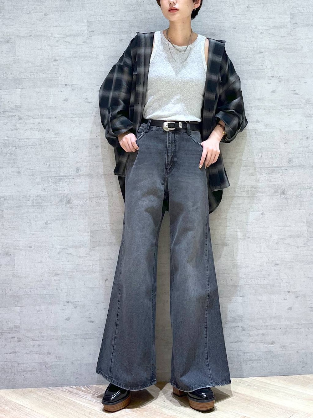 ブラック系のデニムパンツ、ブラック系のローファー、ブラック系のシャツ/ブラウスを着用したレディースの秋コーディネートの2枚目の写真