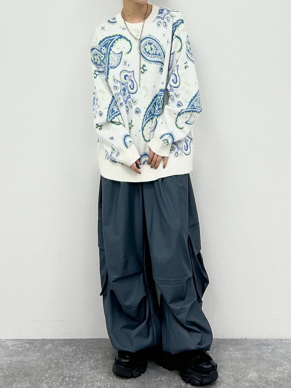 ブラック系のスニーカー、グレー系のカーゴパンツ、ホワイト系のTシャツ/カットソーを着用したレディースの冬コーディネートの2枚目の写真