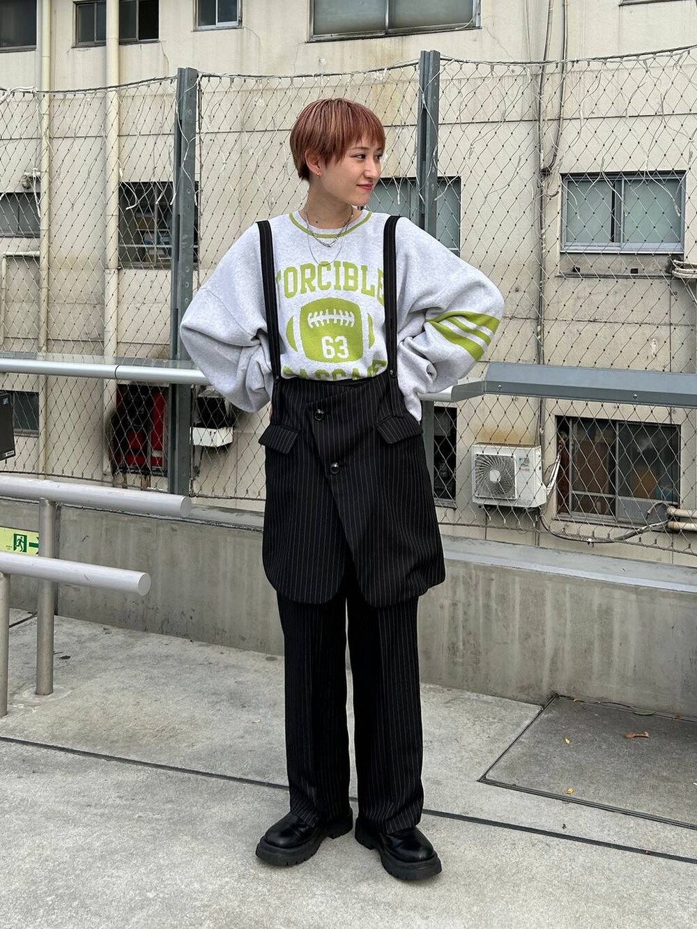 ブラック系のスラックス、ベージュ系のニット/セーターを着用したレディースの秋コーディネートの2枚目の写真