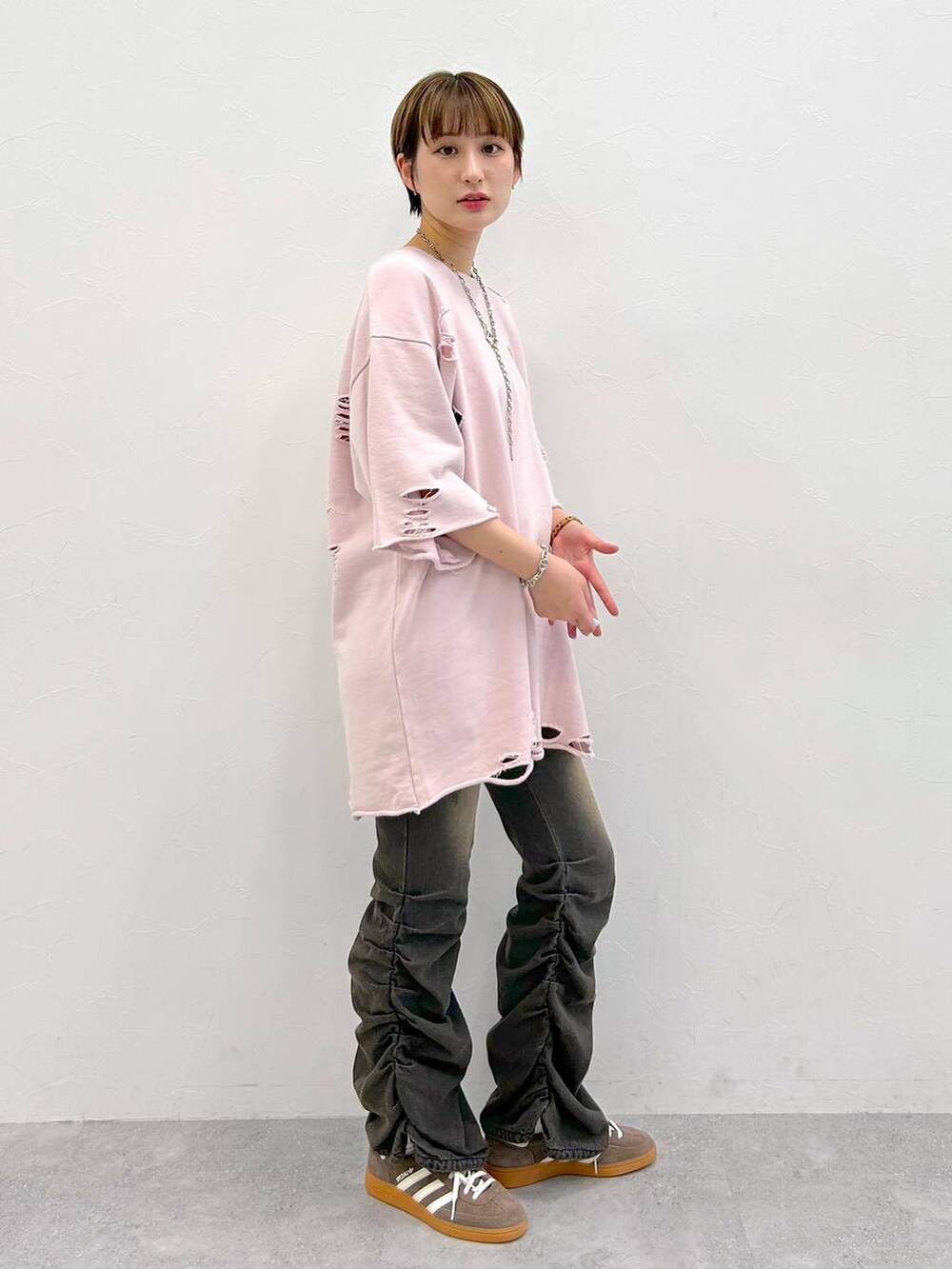 ブラック系のデニムパンツ、ピンク系のTシャツ/カットソー、シルバー系のネックレスを着用したレディースの夏コーディネートの6枚目の写真