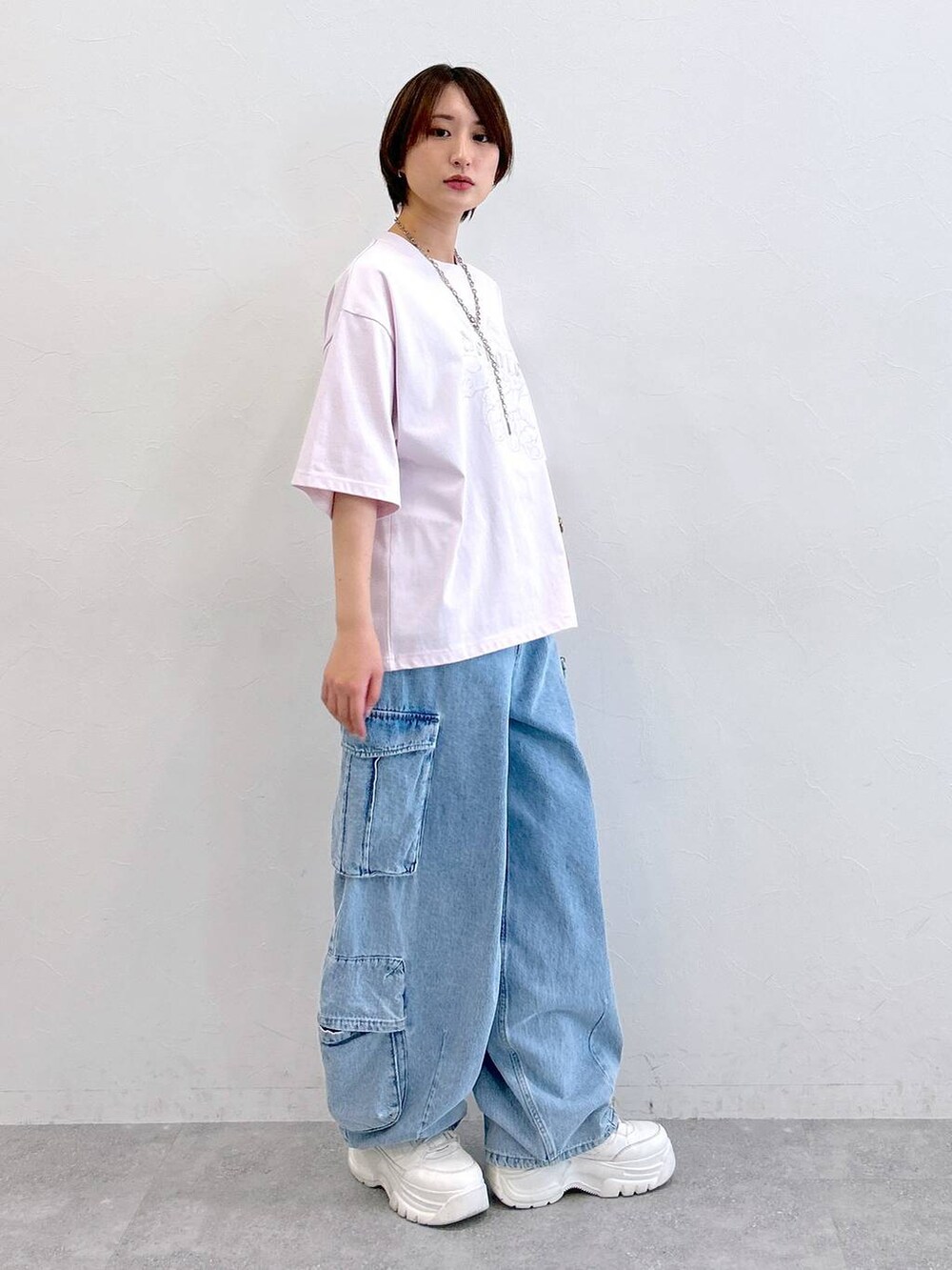 ピンク系のTシャツ/カットソー、ブルー系のデニムパンツ、シルバー系のネックレスを着用したレディースの夏コーディネートの3枚目の写真