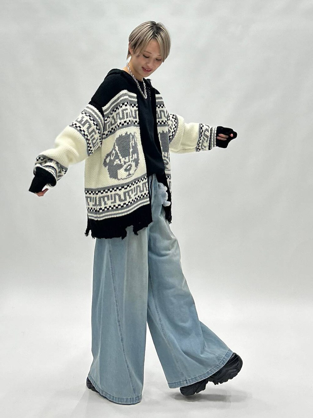 ブルー系のデニムパンツ、ブラック系のブーツ、ブラック系のスウェットを着用したレディースの秋コーディネートの8枚目の写真