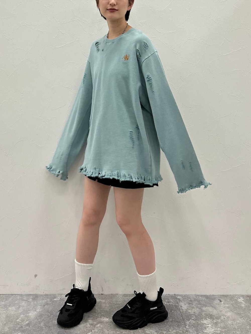 ブラック系のその他パンツ、グリーン系のスウェット、シルバー系のネックレスを着用したレディースの秋コーディネートの3枚目の写真