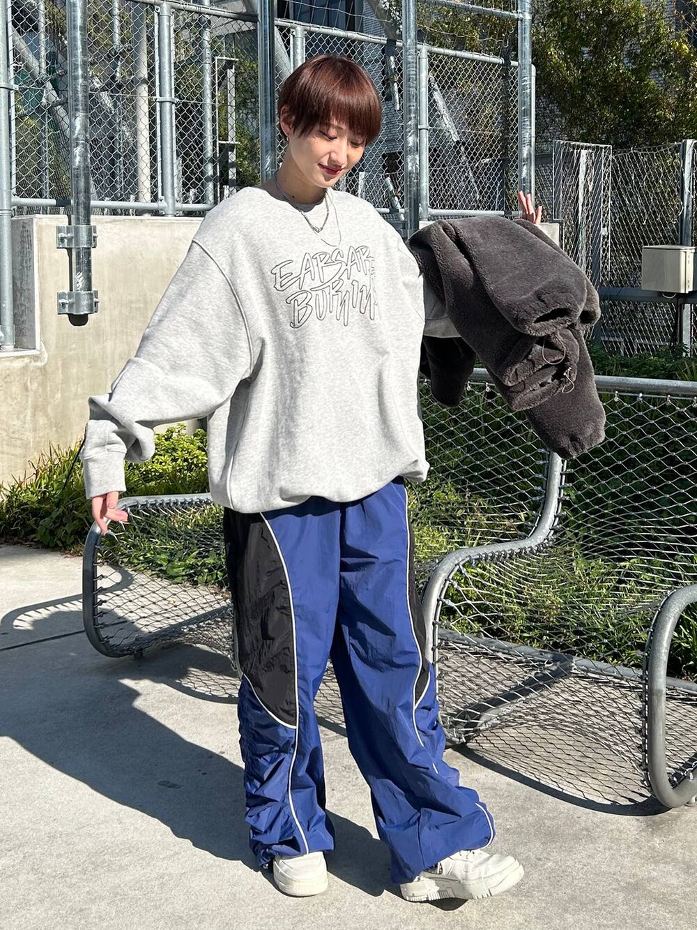 グレー系のその他アウター、グレー系のスウェット、ブルー系のその他パンツを着用したレディースの冬コーディネートの3枚目の写真