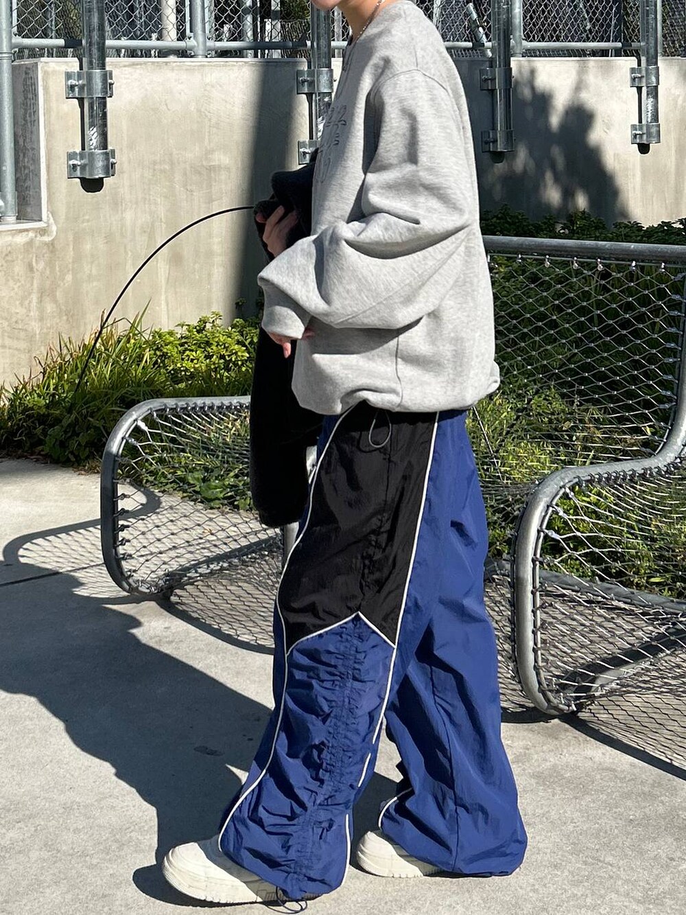 グレー系のその他アウター、グレー系のスウェット、ブルー系のその他パンツを着用したレディースの冬コーディネートの6枚目の写真