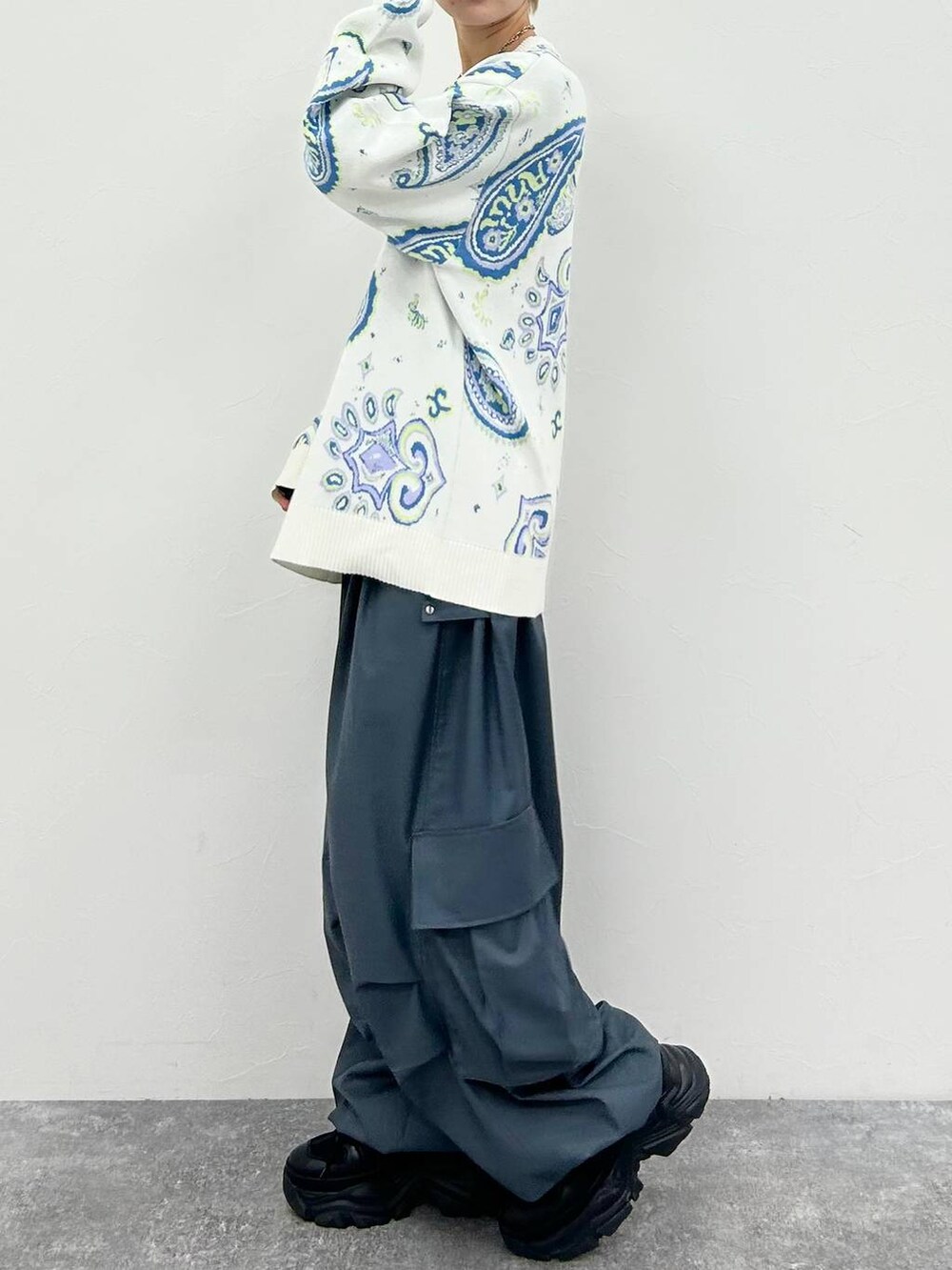 ブラック系のスニーカー、グレー系のカーゴパンツ、ホワイト系のTシャツ/カットソーを着用したレディースの冬コーディネートの4枚目の写真