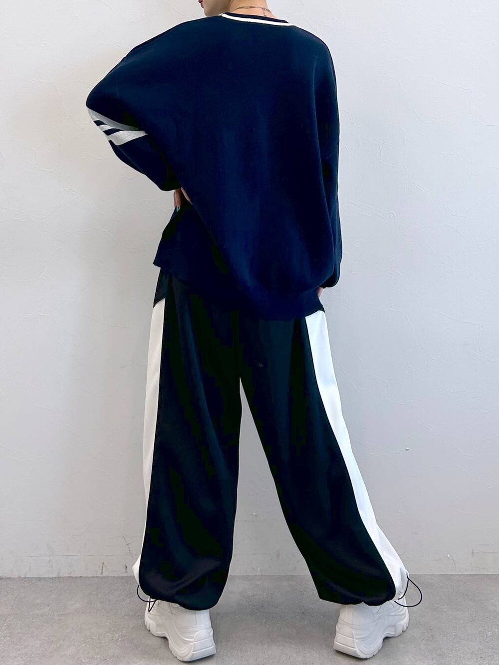 ブラック系のその他パンツ、ブルー系のニット/セーターを着用したレディースの冬コーディネートの9枚目の写真