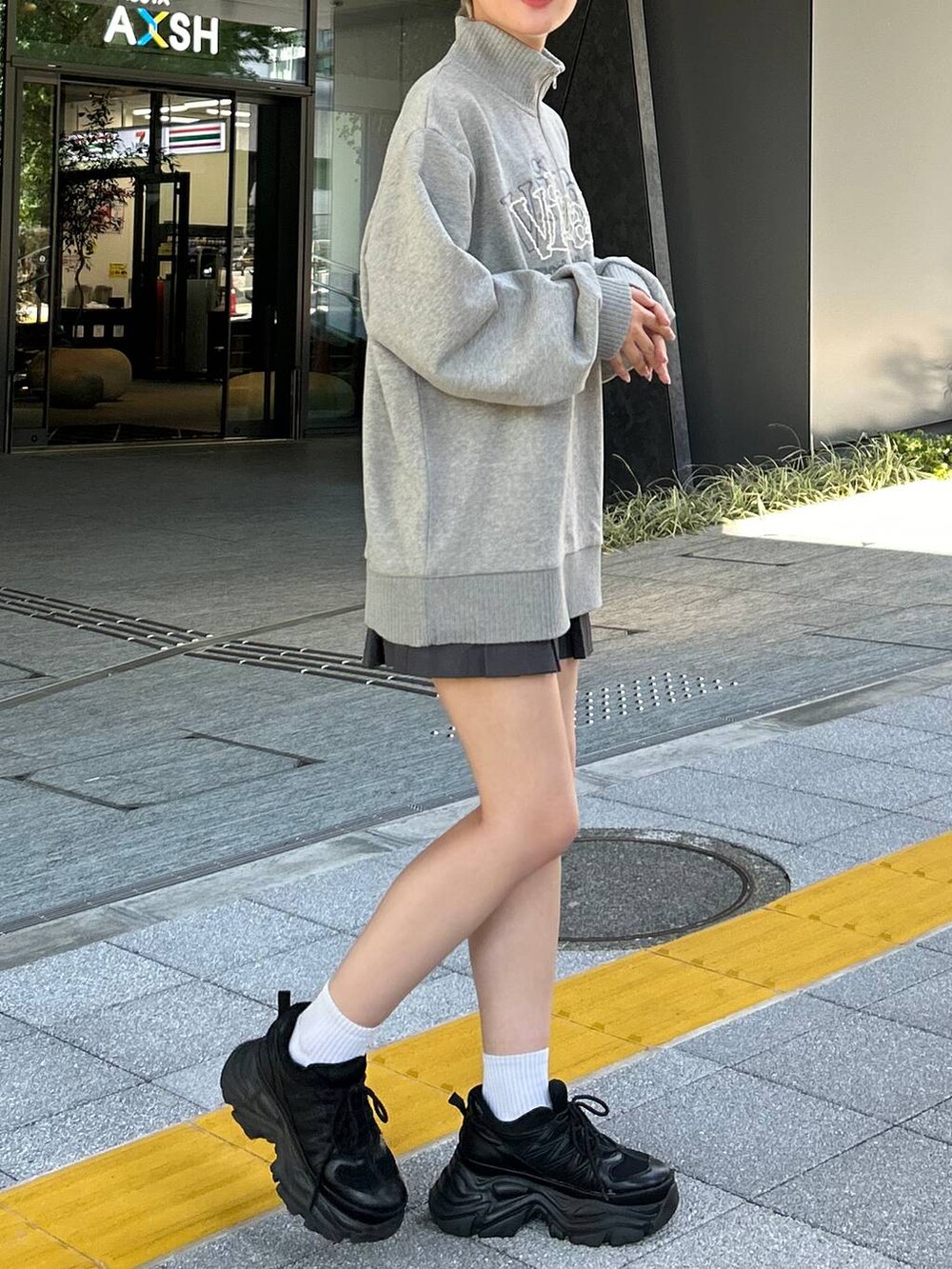 ブラック系のスニーカー、グレー系のその他パンツ、グレー系のスウェットを着用したレディースの秋コーディネートの6枚目の写真