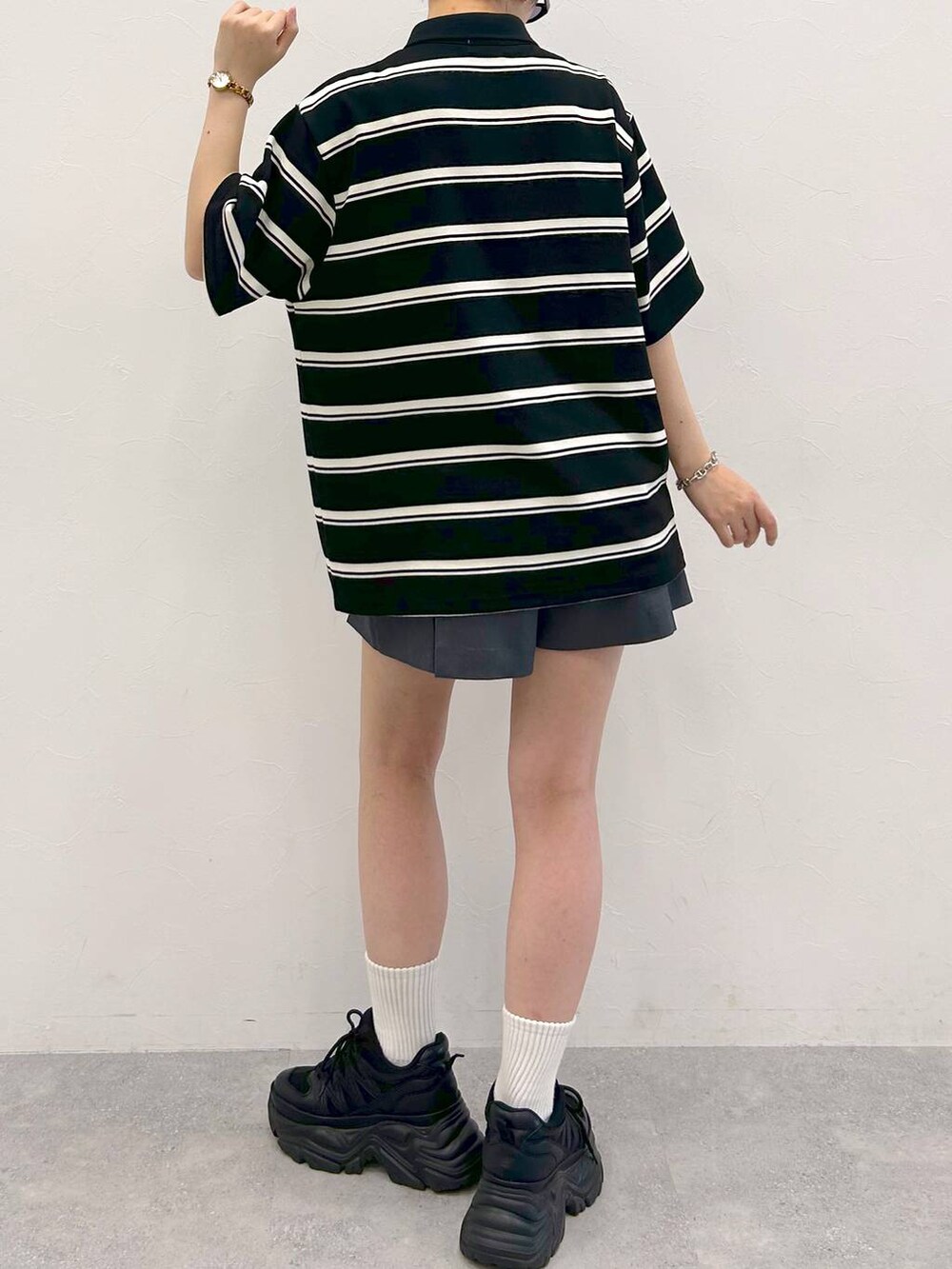 ブラック系のスニーカー、ブラック系のネクタイ、グレー系のその他パンツを着用したレディースの夏コーディネートの8枚目の写真