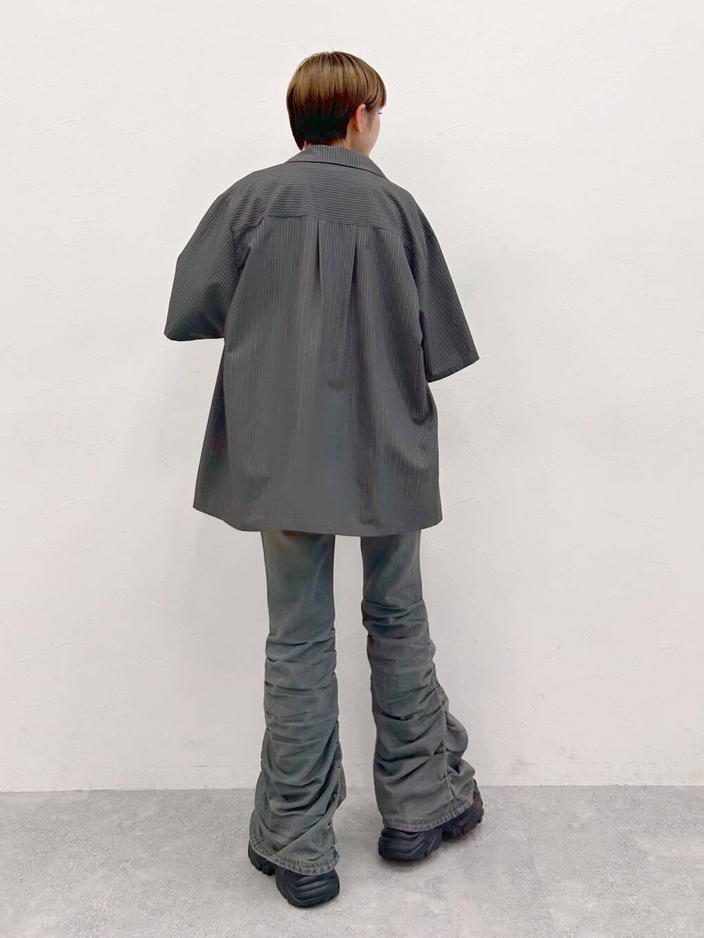 ブラック系のスニーカー、ホワイト系のTシャツ/カットソー、グレー系のシャツ/ブラウスを着用したレディースの夏コーディネートの7枚目の写真