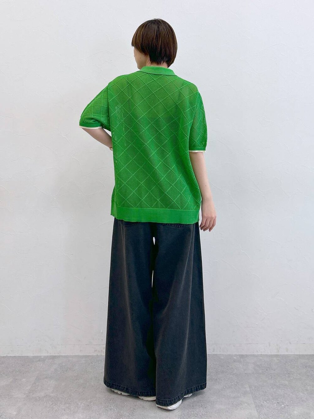 ブラック系のデニムパンツ、グリーン系のシャツ/ブラウスを着用したレディースの夏コーディネートの5枚目の写真