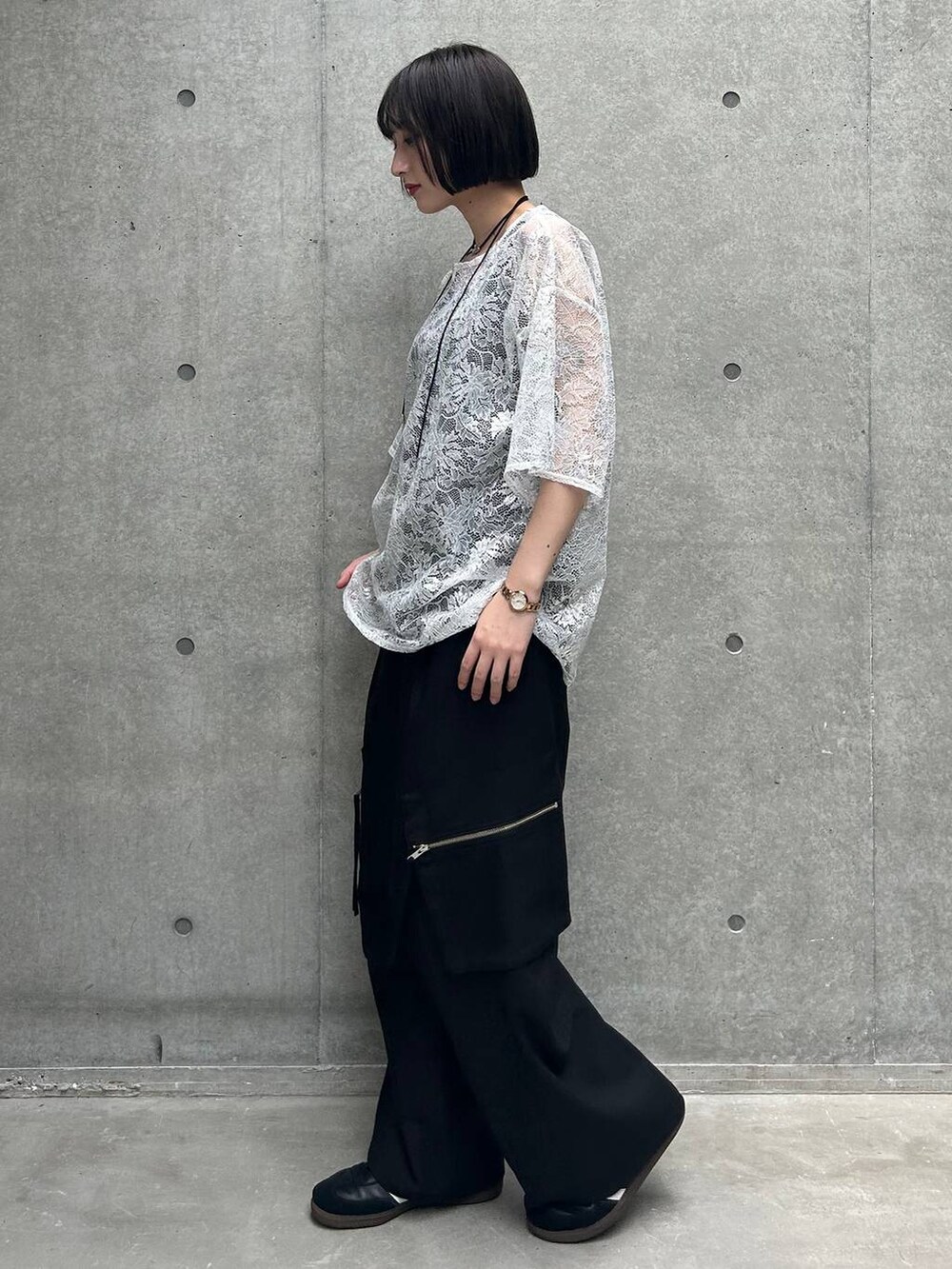 ブラック系のカーゴパンツ、ブラック系のタンクトップ、シルバー系のTシャツ/カットソーを着用したレディースの夏コーディネートの4枚目の写真