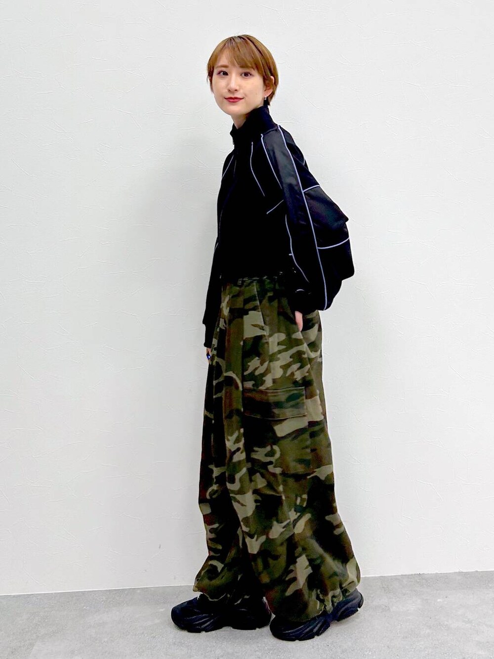 グリーン系のその他パンツ、ブラック系のスウェットを着用したレディースの冬コーディネートの3枚目の写真