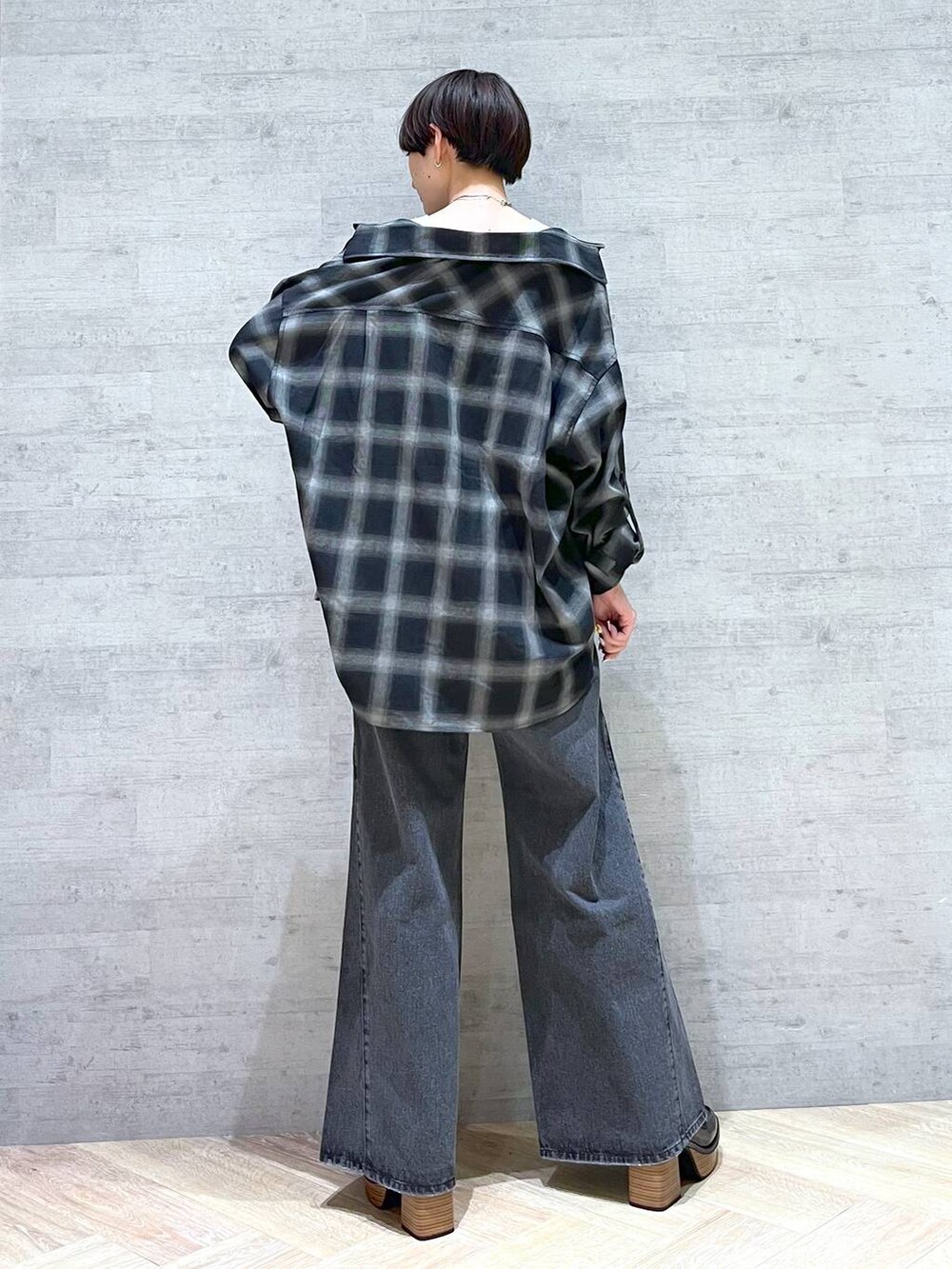 ブラック系のデニムパンツ、ブラック系のローファー、ブラック系のシャツ/ブラウスを着用したレディースの秋コーディネートの7枚目の写真