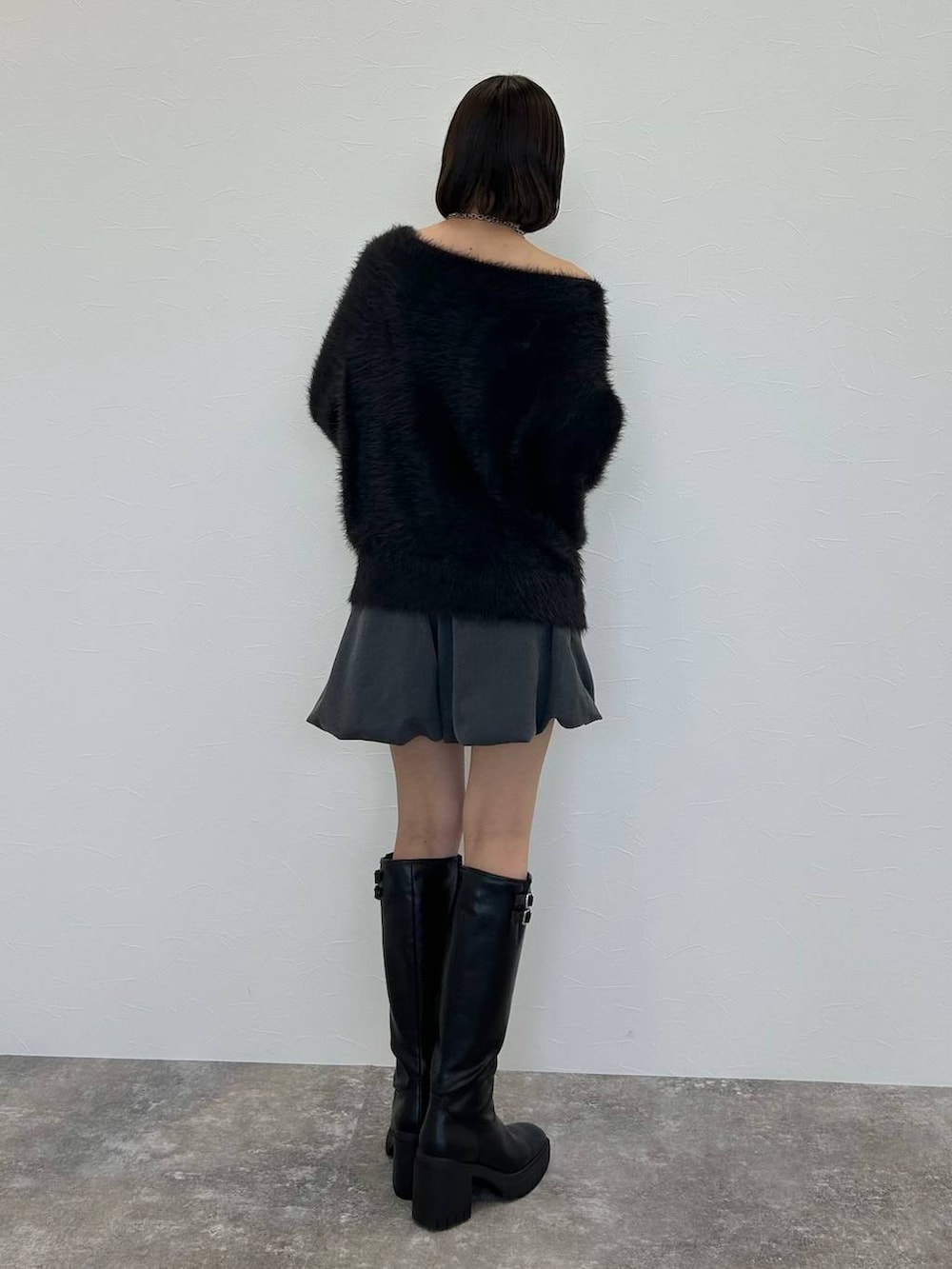 ブラック系のニット/セーター、シルバー系のネックレスを着用したレディースの秋コーディネートの8枚目の写真