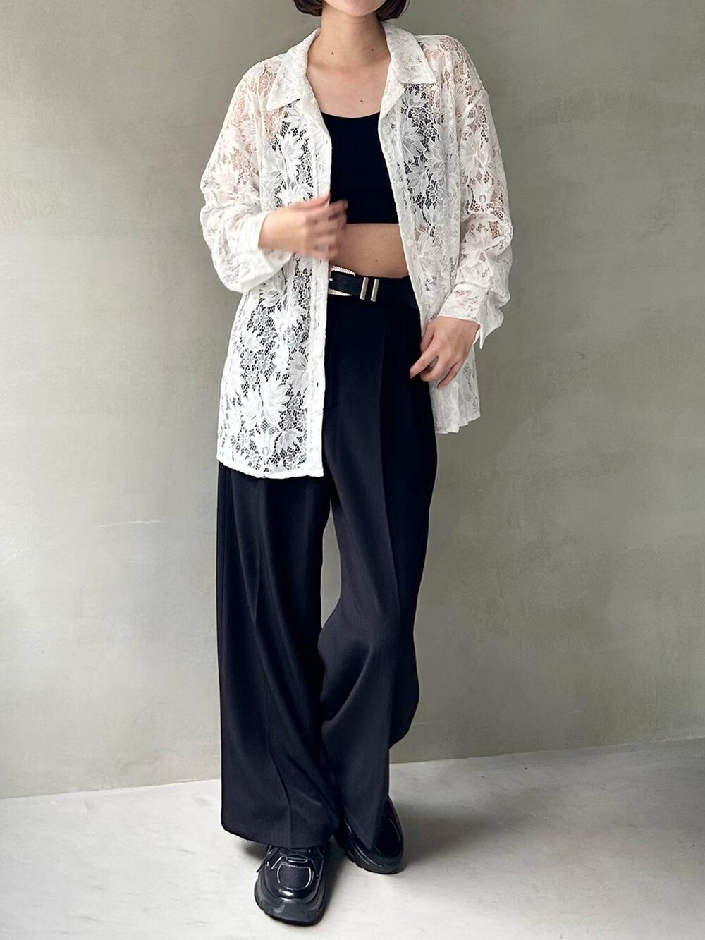 ブラック系のキャミソール、ブラック系のスラックス、ブラック系のスニーカーを着用したレディースの夏コーディネートの2枚目の写真