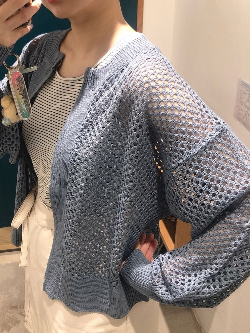 ブルー系のカーディガン/ボレロ、ホワイト系のタンクトップ、ホワイト系のその他パンツを着用したレディースの夏コーディネートの5枚目の写真