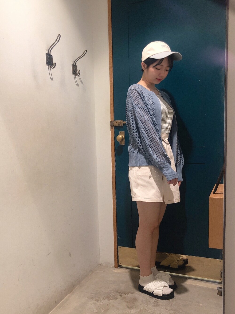 ブルー系のカーディガン/ボレロ、ホワイト系のタンクトップ、ホワイト系のその他パンツを着用したレディースの夏コーディネートの4枚目の写真