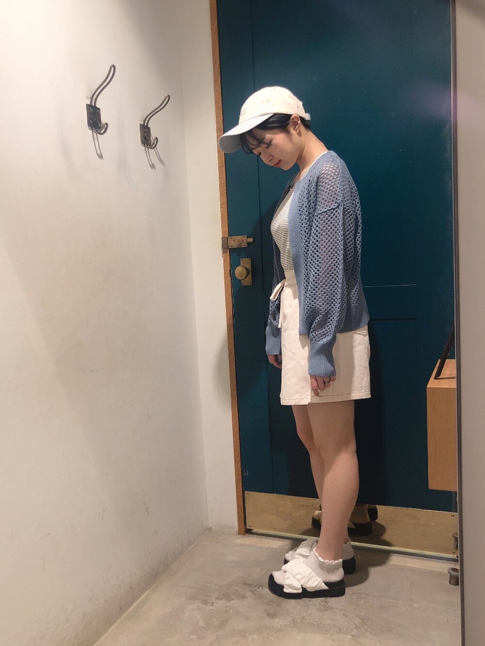 ブルー系のカーディガン/ボレロ、ホワイト系のタンクトップ、ホワイト系のその他パンツを着用したレディースの夏コーディネートの2枚目の写真