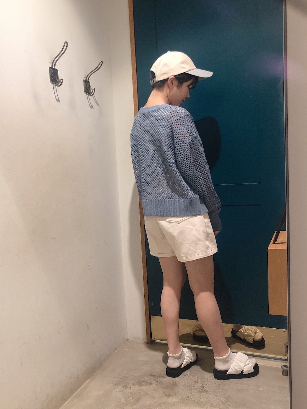 ブルー系のカーディガン/ボレロ、ホワイト系のタンクトップ、ホワイト系のその他パンツを着用したレディースの夏コーディネートの3枚目の写真