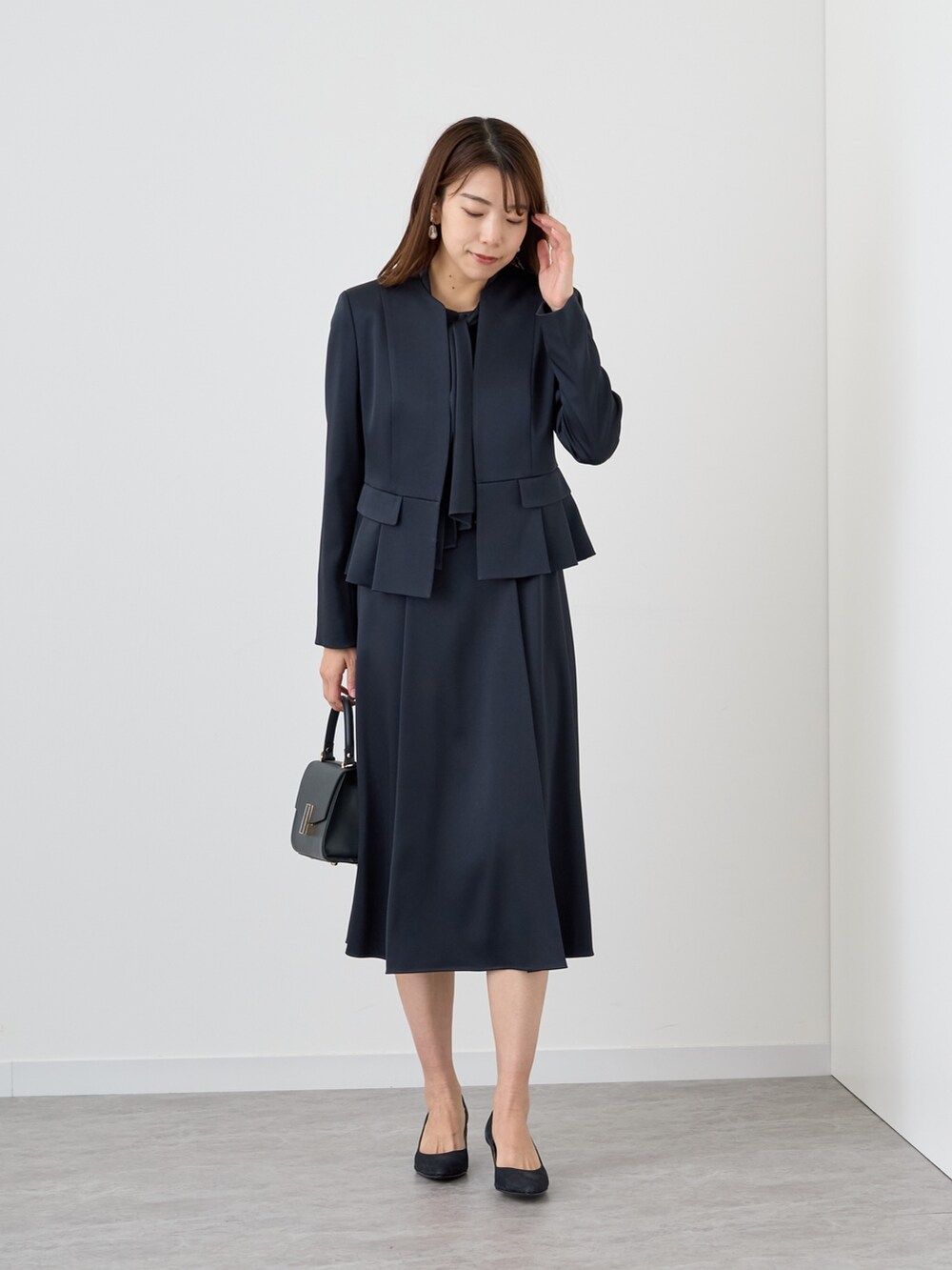 ブルー系のワンピースを着用したレディースの秋コーディネートの2枚目の写真